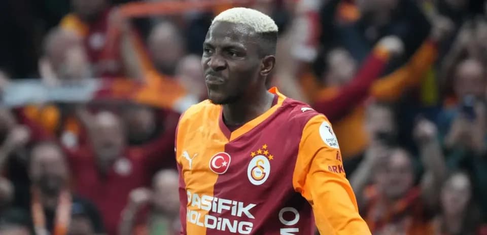 Futbolchi gol urishdan keyin maydonda nishonlayapti