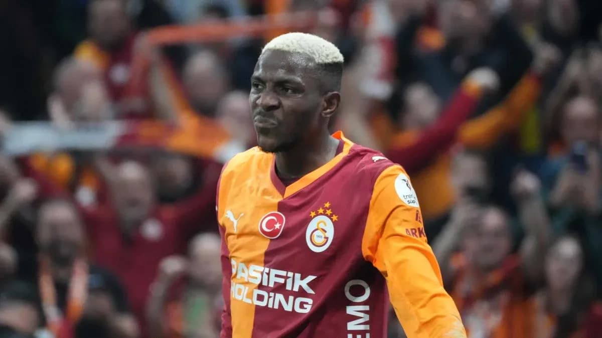 Futbolchi gol urishdan keyin maydonda nishonlayapti