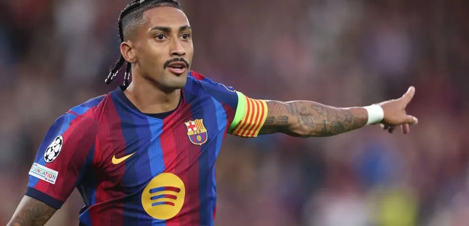 Futbolchi maydonda jamoaga ko'rsatma berayotgan