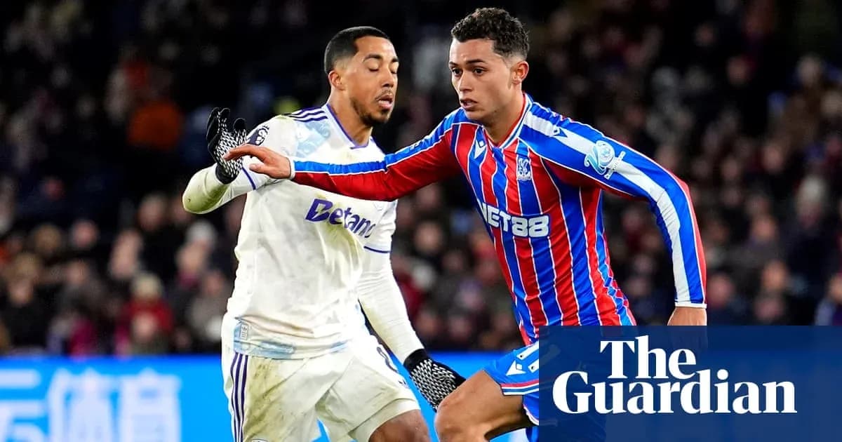 Ikkita futbolchi to'pni ushlashga harakat qilmoqda