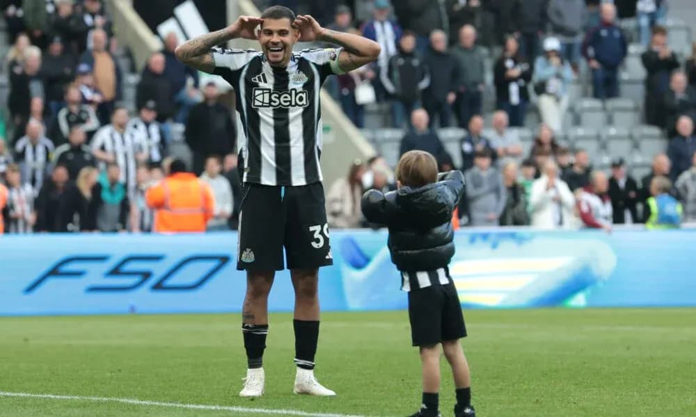 Futbolchi bolalar bilan maydonda raqsga tushmoqda