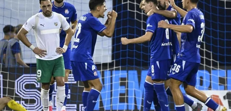 Futbolchilar gol urishidan keyin bir-birini tabriklamoqda