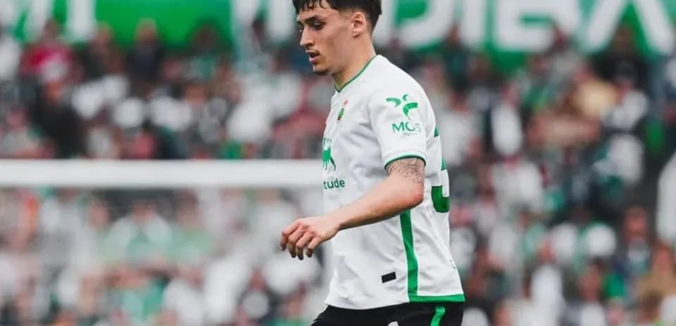 Futbolchi o'yin paytida maydonda yurmoqda