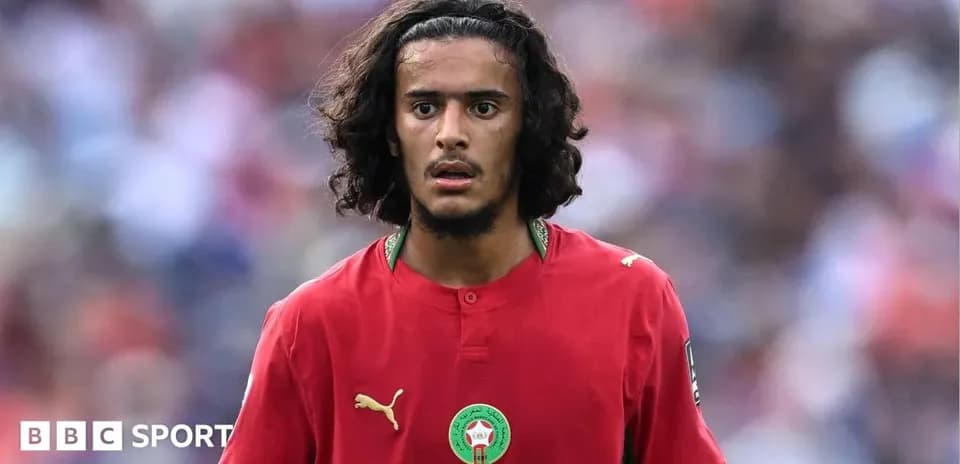 Futbolchi Marokashda o'yin davomida maydonda