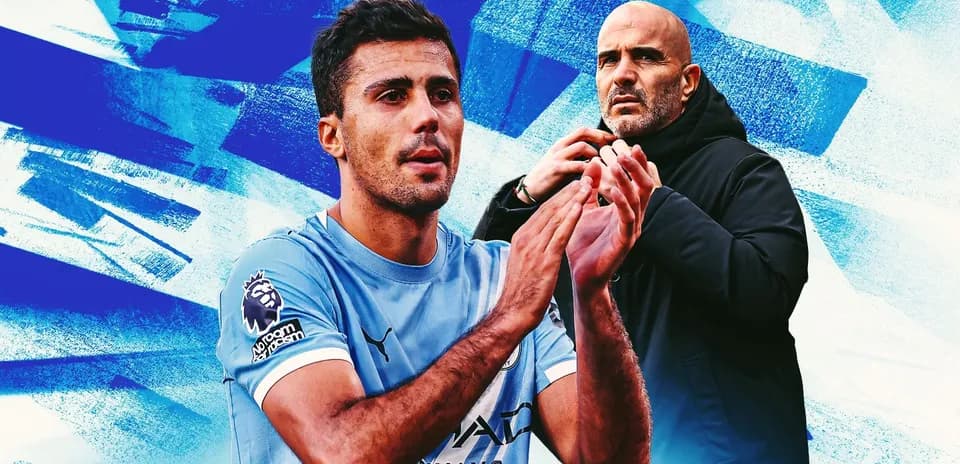 Futbolchi maydonda qo'lni ko'tarib turgan