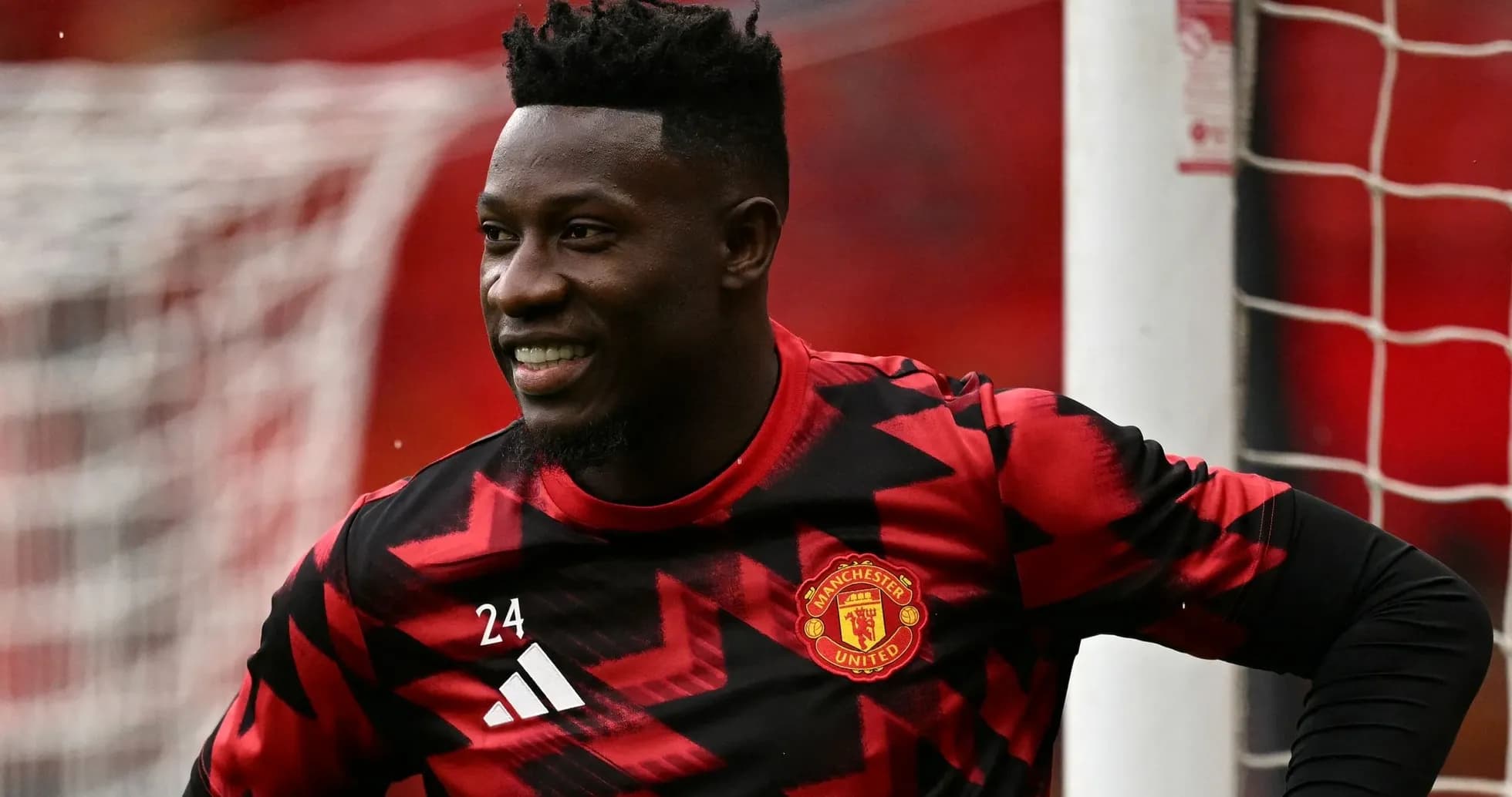Porter Manchester United jamoasi formasi bilan tabassum qilmoqda