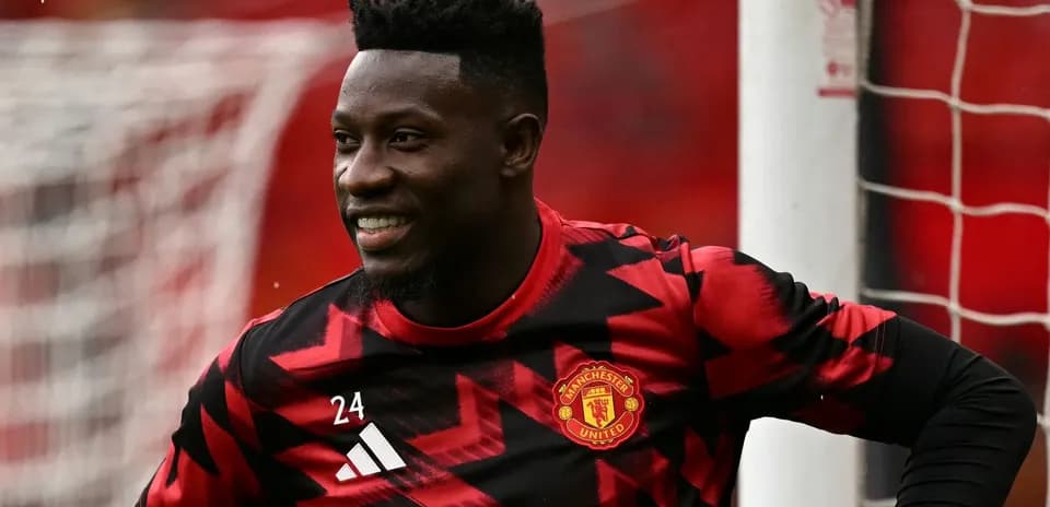 Porter Manchester United jamoasi formasi bilan tabassum qilmoqda