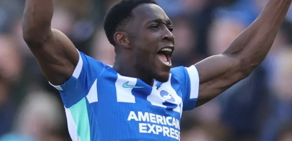 Futbolchi maydonda g'alaba qozonganidan keyin baxtiyor