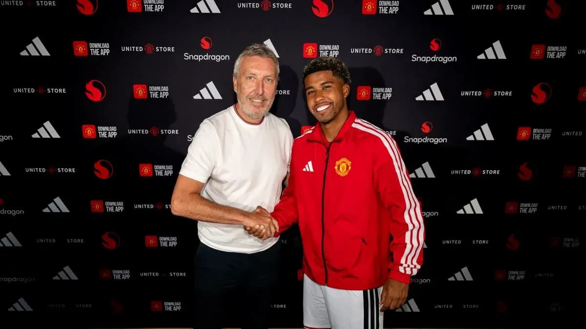 Two men shaking hands at Manchester United event