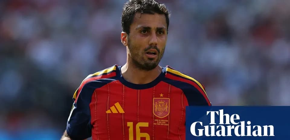 Futbolchi Ispaniya formasida maydonda harakatda
