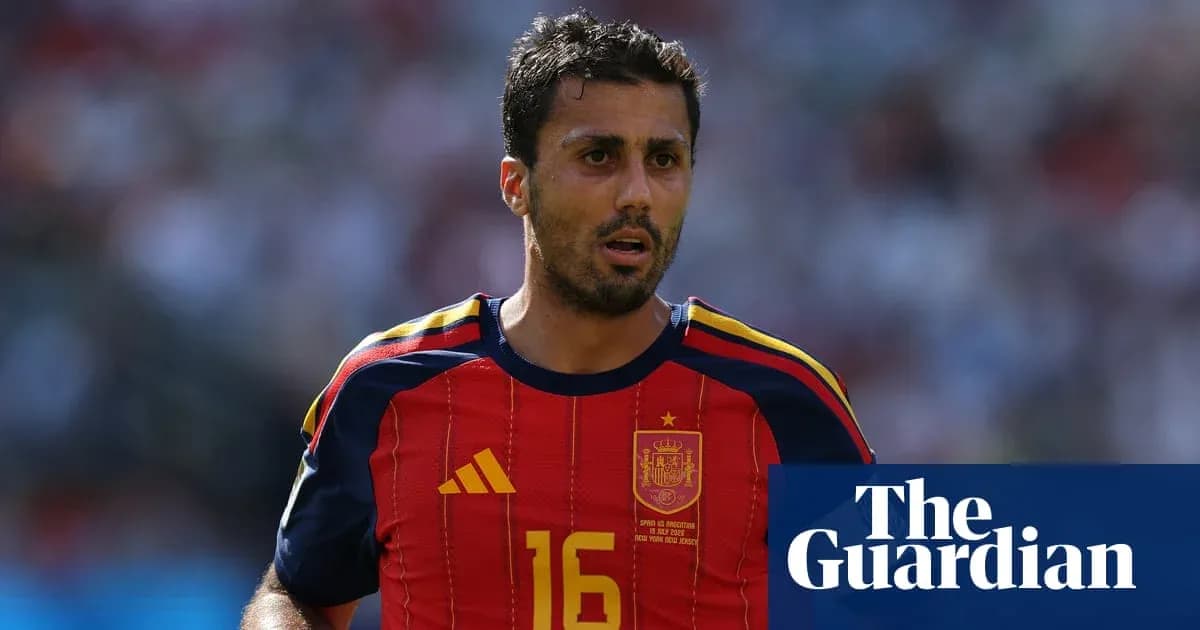 Futbolchi Ispaniya formasida maydonda harakatda