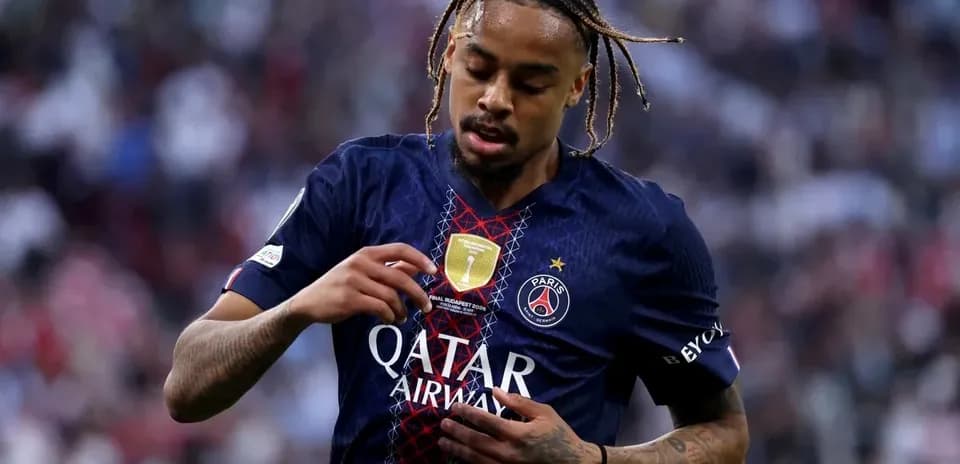 Futbolchi PSG formasida o'yin davomida