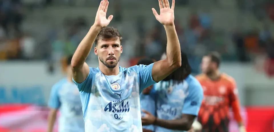 Futbolchi sahnaga qo'lini ko'tarib xayrlashmoqda