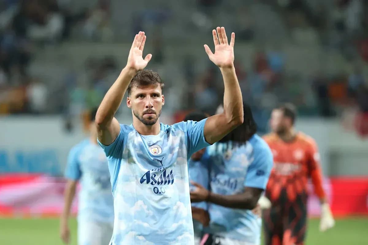 Futbolchi sahnaga qo'lini ko'tarib xayrlashmoqda