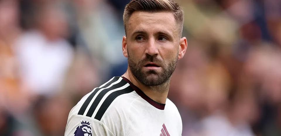 Futbolchi maydonda raqobatga tayyor holatda