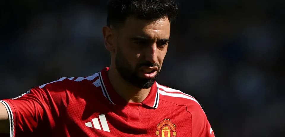 Futbolchi Manchester United formasida o'yin davomida
