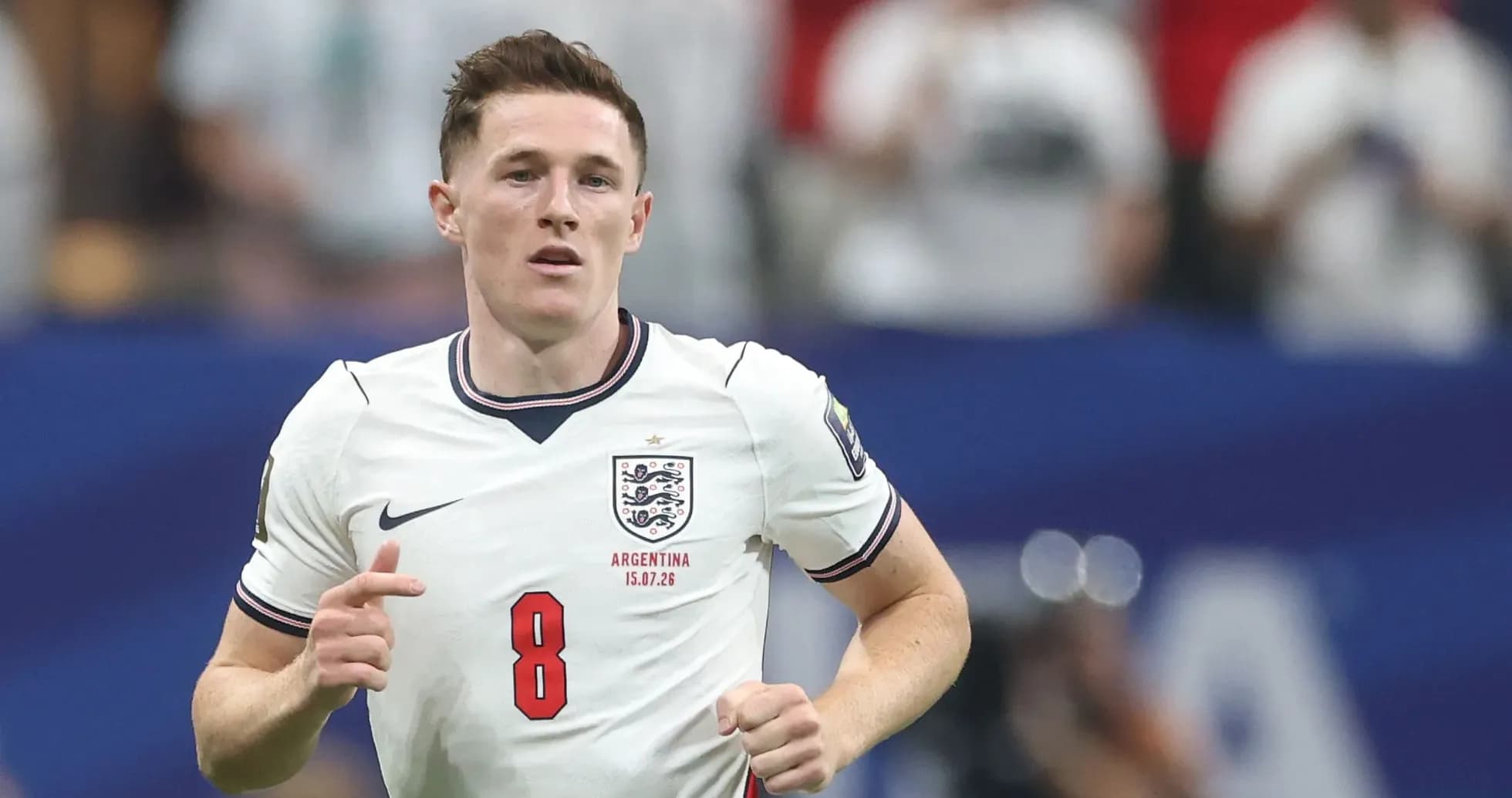 Futbolchi England jamoasi formasi bilan maydonda