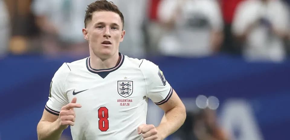 Futbolchi England jamoasi formasi bilan maydonda