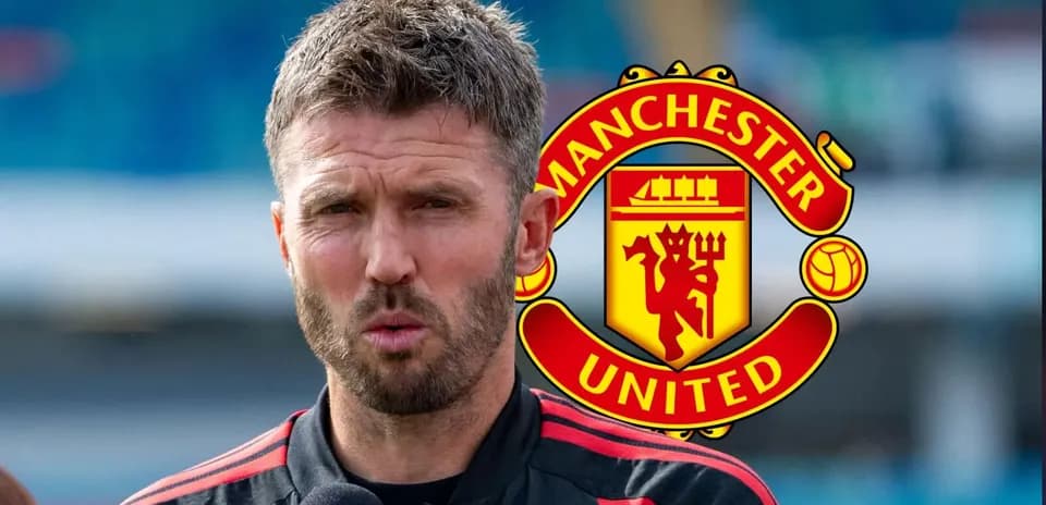 Trener intervyu berayotgan Manchester United logosi bilan