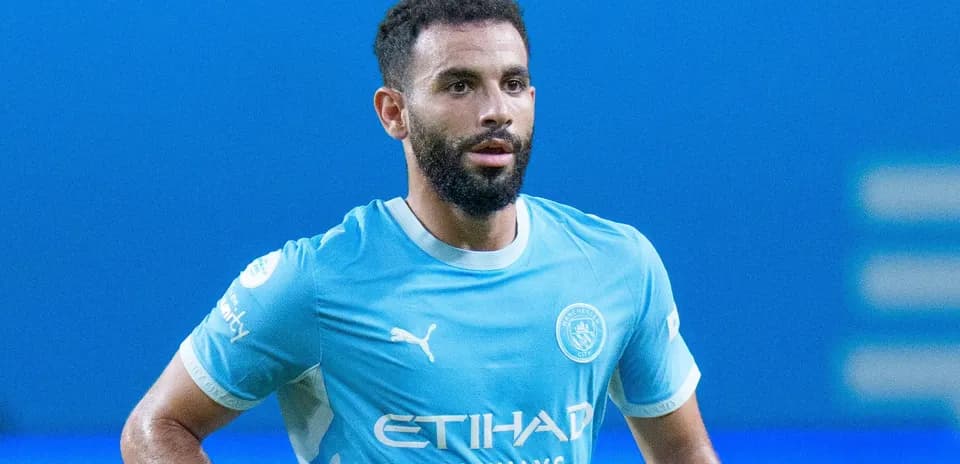 Futbolchi Manchester City formasida maydonda