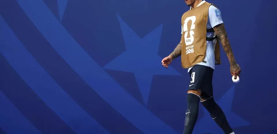 Futbolchi maydonchaga chiqayotgan jarohatlangan o'yinchi