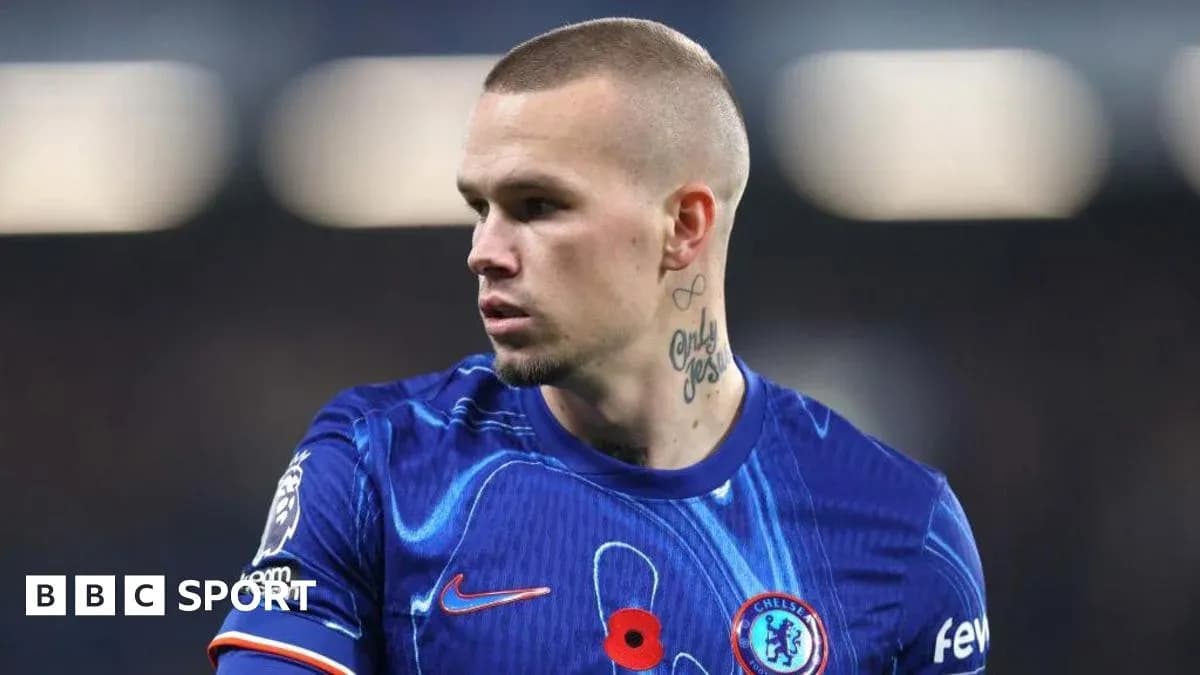 Futbolchi Chelsea formasida, maydonga qarab turibdi