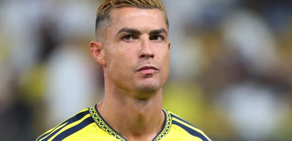 Futbolchi maydonda jamoaga qarab turibdi