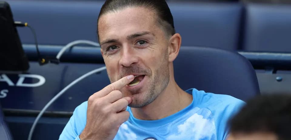 Futbolchi benchtan ovqat iste'mol qilmoqda