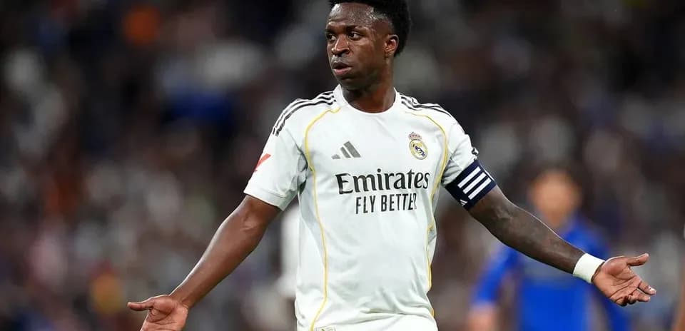 Futbolchi maydonda harakat qilmoqda, Real Madrid formasida