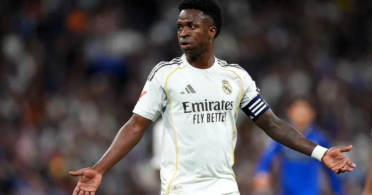 Futbolchi maydonda harakat qilmoqda, Real Madrid formasida Futbolchi maydonda harakat qilmoqda, Real Madrid formasida