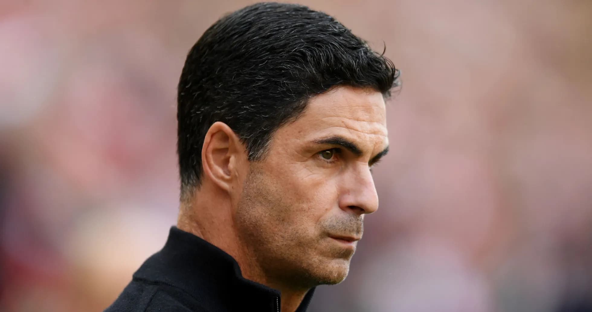 Futbol murabbiyi maydonda o'ylab turibdi