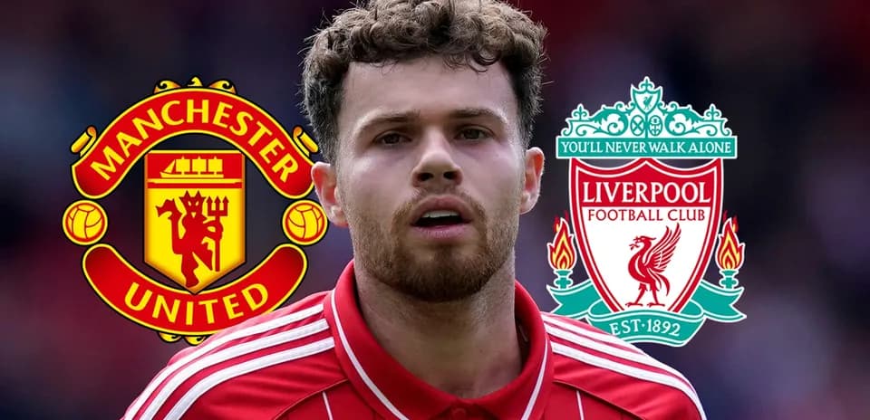 Futbolchi Manchester United va Liverpool logotiplari bilan