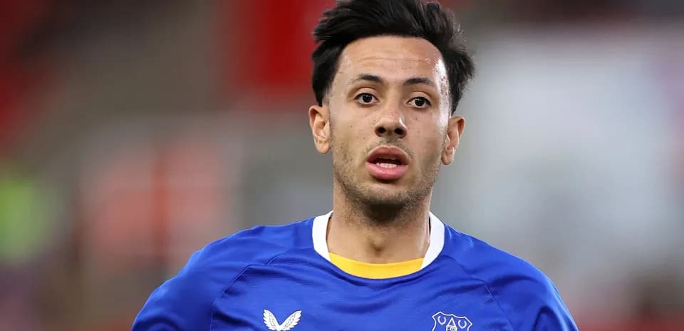 Futbolchi Everton formasida o'ynayotgan