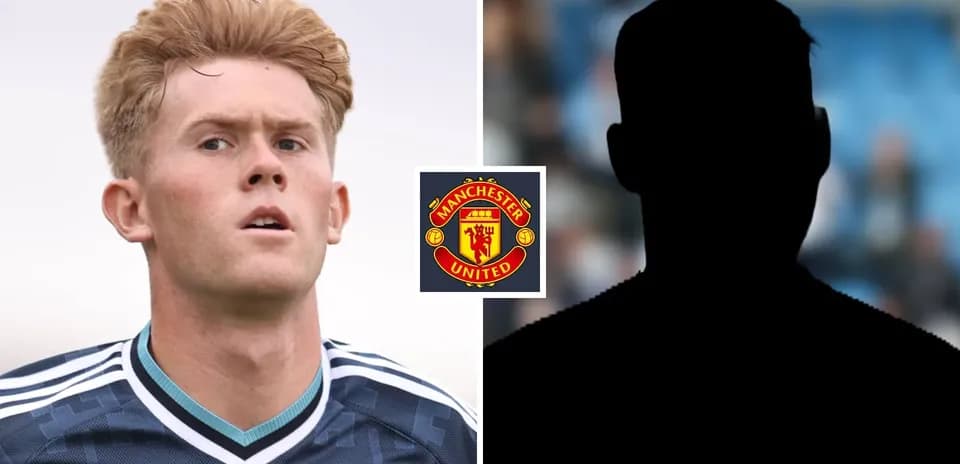 Futbolchi Manchester United formasida, orqa fond qora