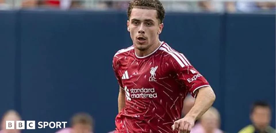 Futbolchi Liverpool formasida maydonda harakatda