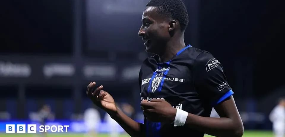 Futbolchi maydonda g'alaba qozonayotgan paytda