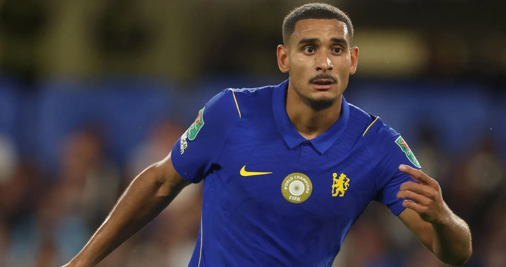 Futbolchi Chelsea formasi bilan maydonda harakatda
