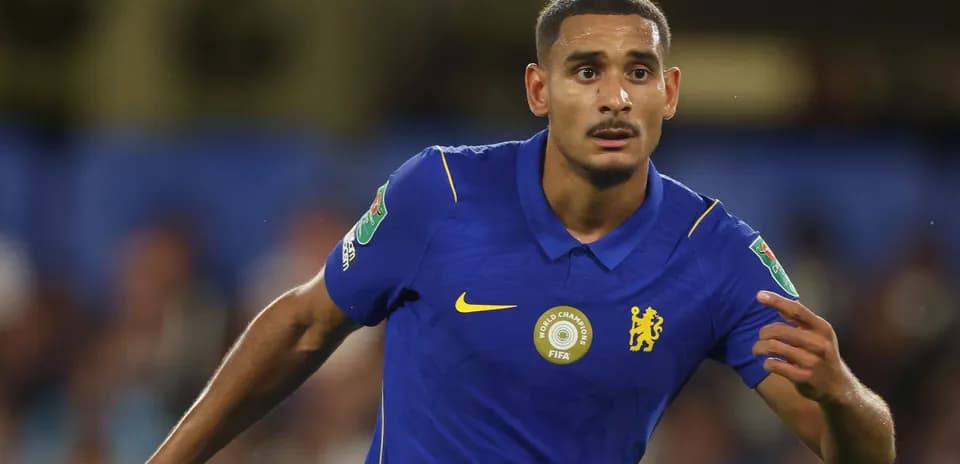 Futbolchi Chelsea formasi bilan maydonda harakatda