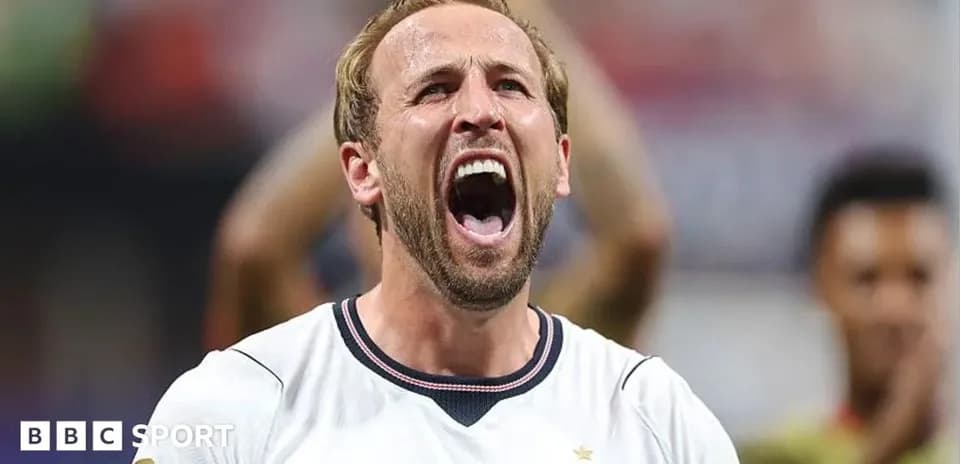 Futbolchi g'ol urishidan keyin baqirayotgan
