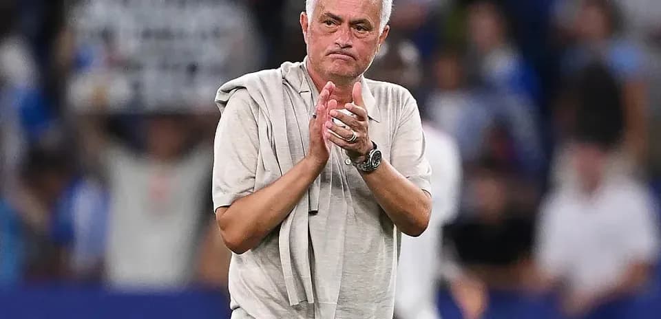 Murinho stadionda qo'llarini qarsillatmoqda