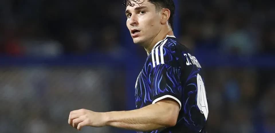 Futbolchi o'yin maydonida harakatda