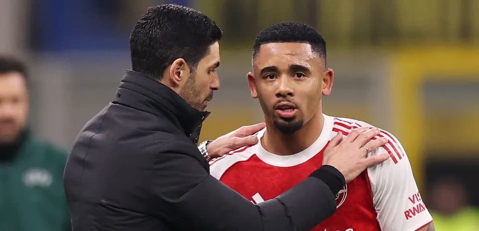 Mikel Arteta speaking with Gabriel Jesus on pitch