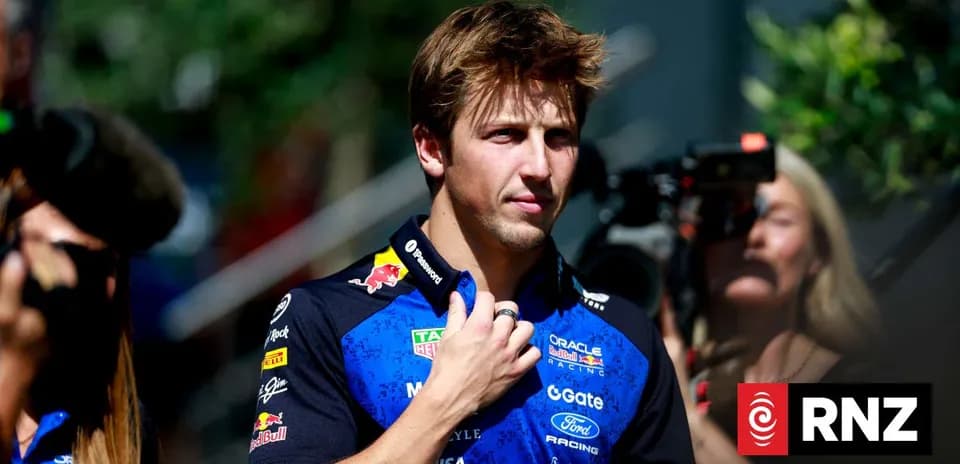 Haydovchi intervyu berayotgan Formula 1 haydovchisi