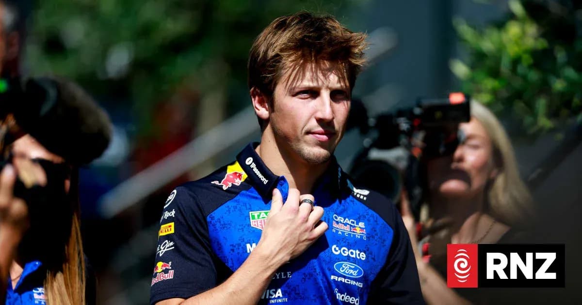 Haydovchi intervyu berayotgan Formula 1 haydovchisi