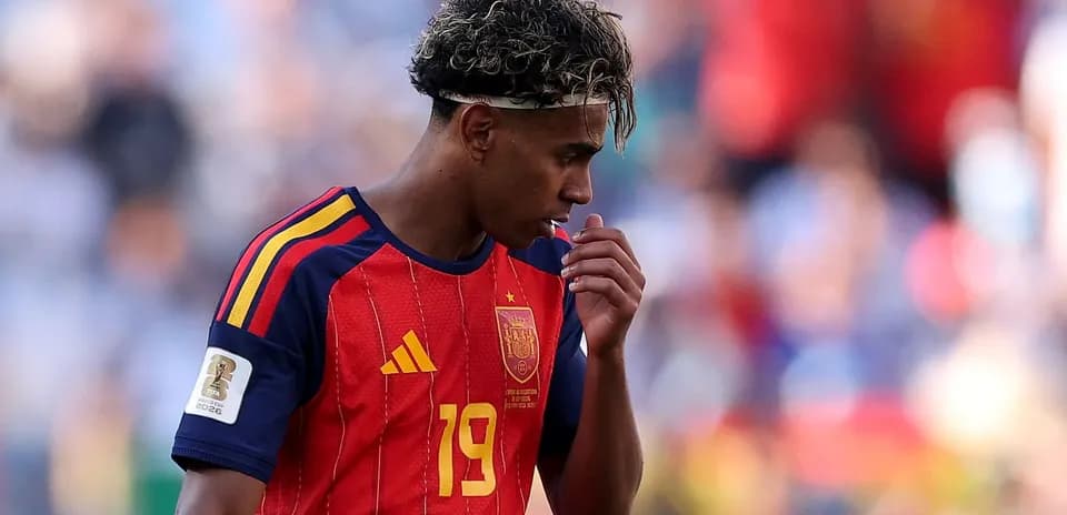 Futbolchi raqami 19, Ispaniya formasida, o'ylab turibdi