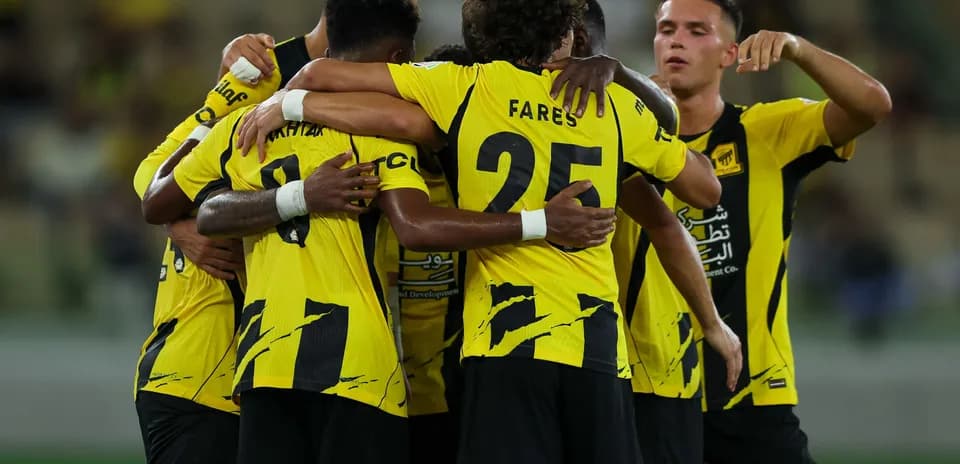 Futbolchilar gollarni nishonlayotgan jamoaviy quchoqlashuv
