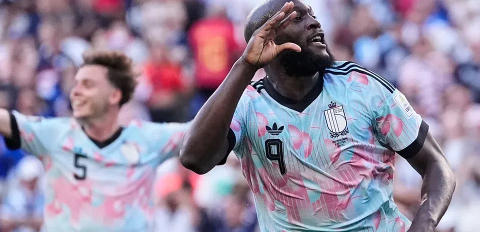 Futbolchilar gol urganidan keyin nishonlashmoqda
