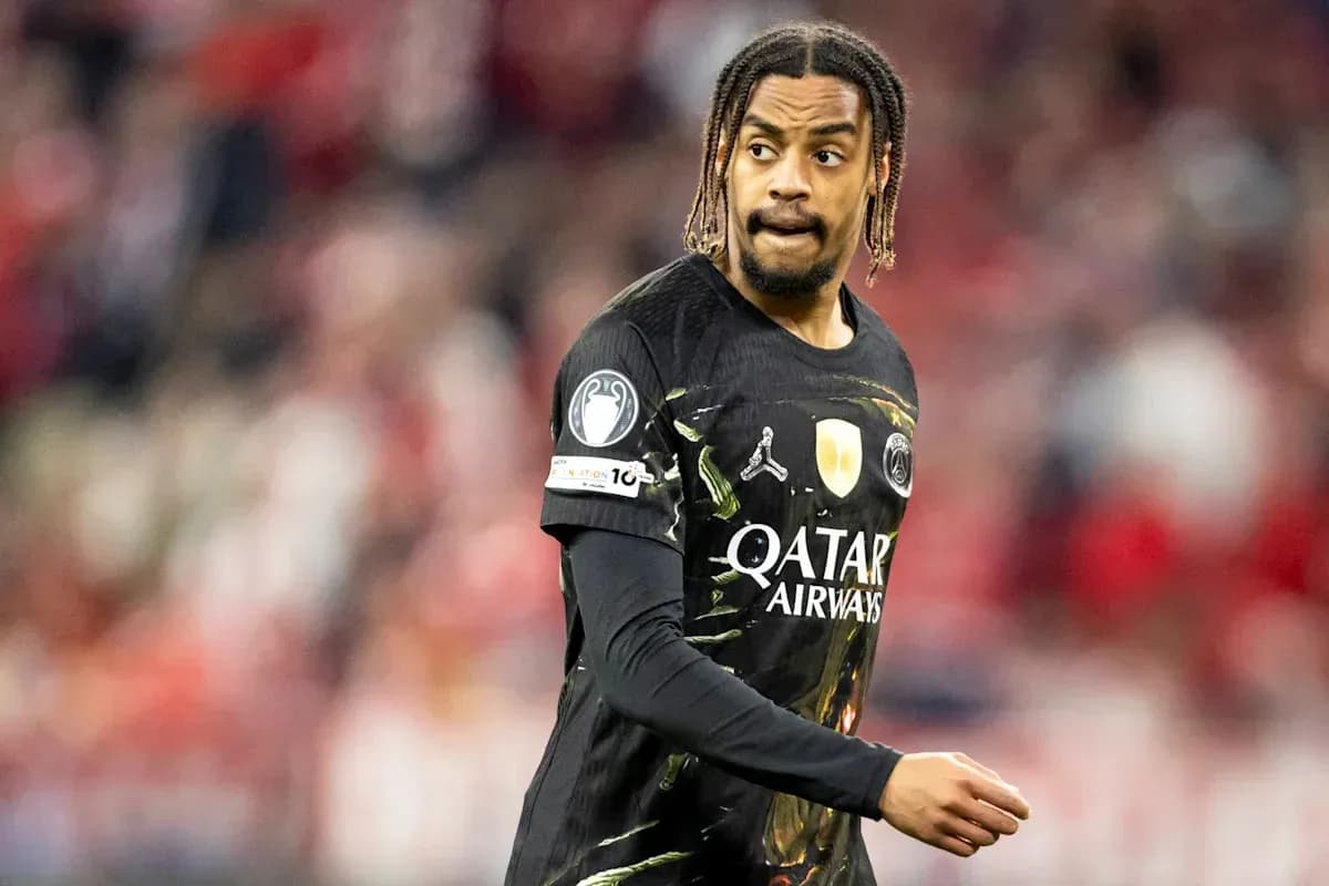Futbolchi qora forma kiyib, maydonda harakatda Futbolchi qora forma kiyib, maydonda harakatda