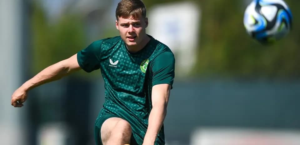 Futbolchi to'pni urayotgan mashg'ulotda