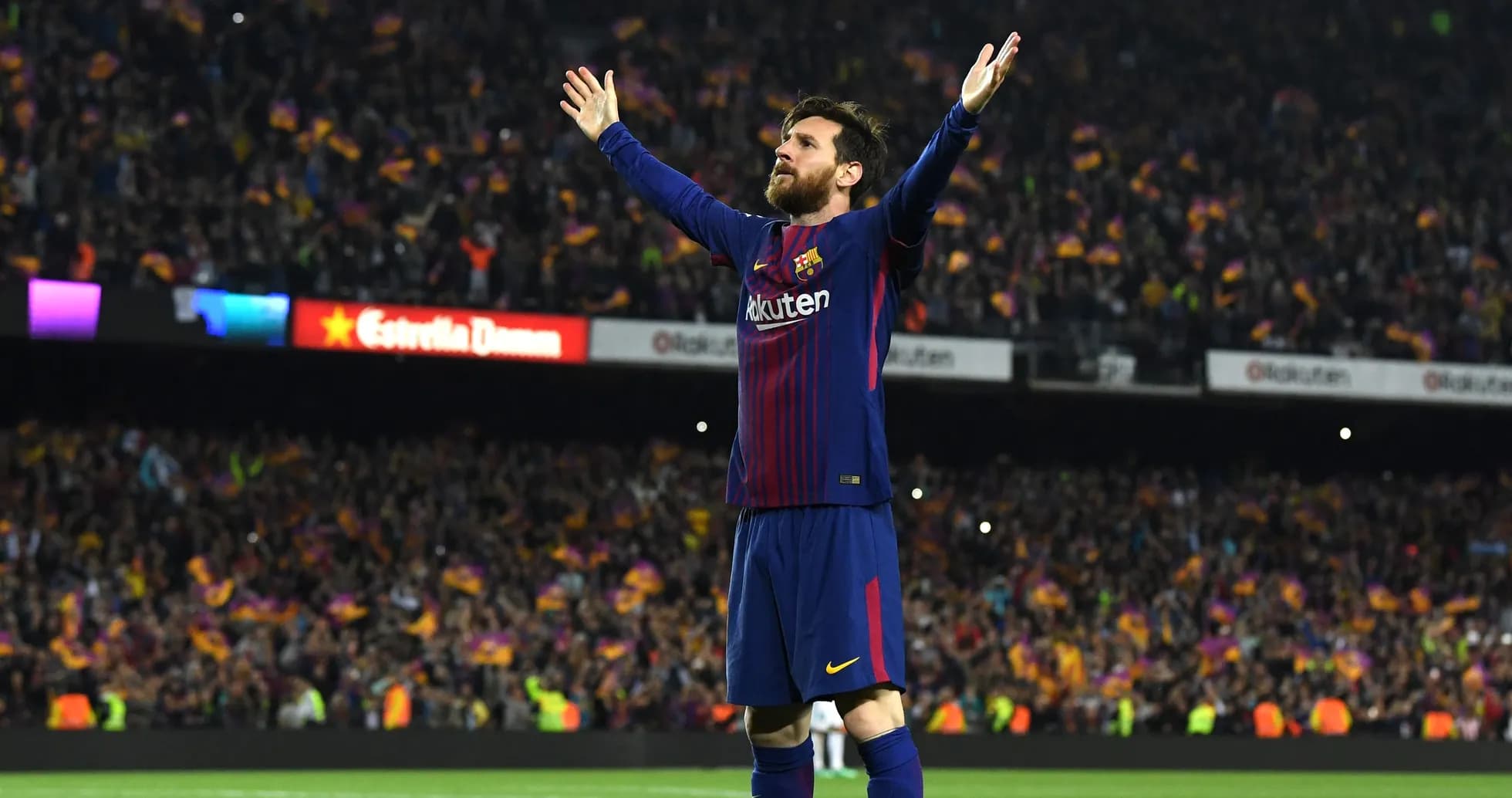 Futbolchi maydonda qo'llarini ko'targan